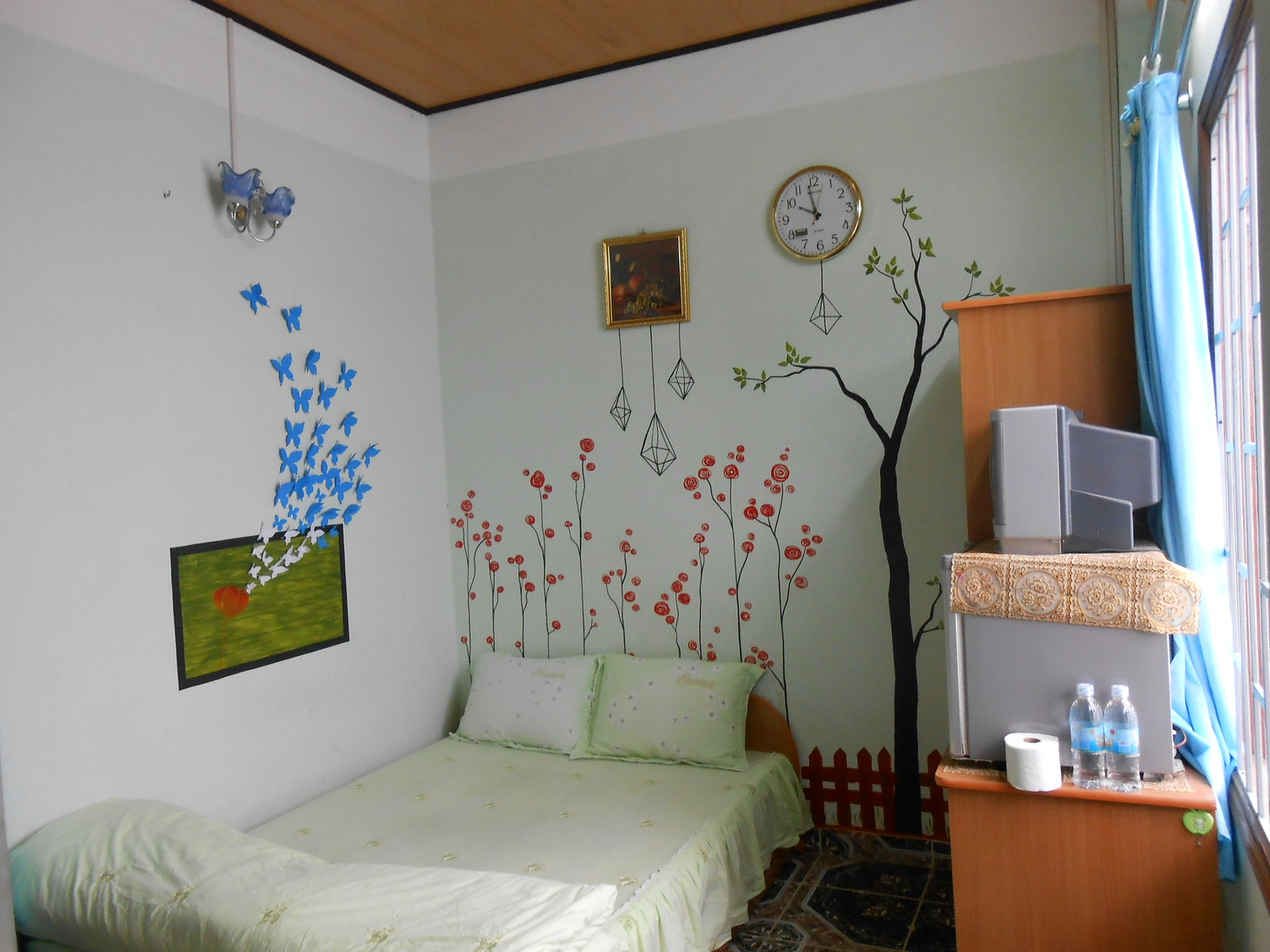 Phòng “Con bướm xinh”: đầy đủ tiện nghi, vệ sinh trong, 180k/ngày/2 khách