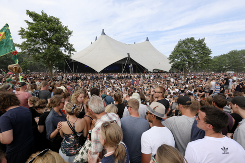 the tallest man on earth crowd