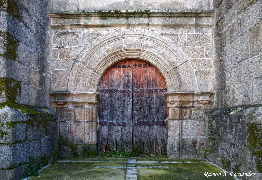 Puerta de la iglesia de Santa María Madalena - La Granja 31918439261_a502e3492c_b