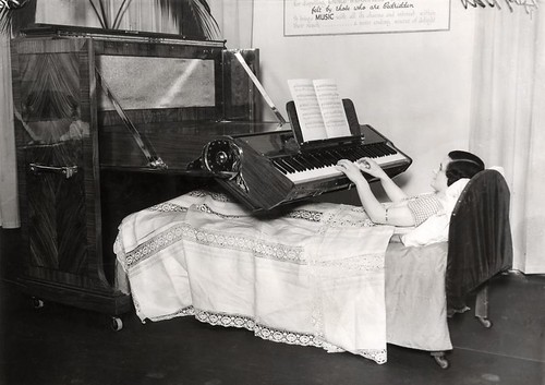 Piano voor aan bed gebonden zieken / Piano for the bedridden