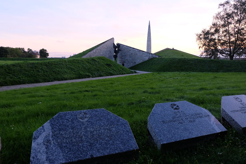 Estonia & Letonia & Lituania agosto/sep 2016 - Blogs de Rusia y Ex URSS - Día 8 -Tallin:Kadriog-Pirita-Cementerio-Tw TV. Paldiski.Tallin: Monumento Guerra (15)