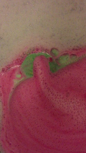 Lord of Misrule Bath bomb in action