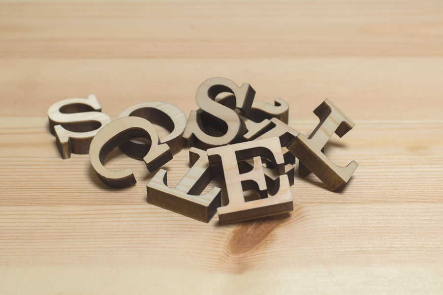 撮影小道具の木製アルファベット
