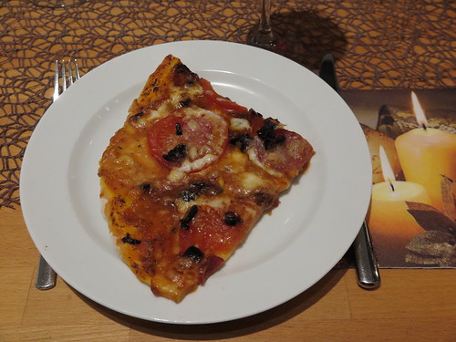 Pizza mit Salami, Oliven, Büffel-Mozzarella und frischen Tomaten