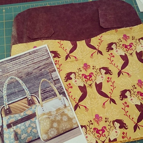 Another #shilohsatchel on the cutting table using old #mendocinofabric. Let's use this for #bpsewvember Day 4: fun! (Can be meant ironically in the EEK RARE FABRIC CUTTING PANIC way...) The Shiloh Satchel pattern is sold by @pileofabric and comes in Trave