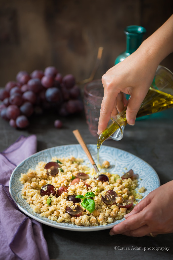 insalata di quinoa, ceci e uva rossa