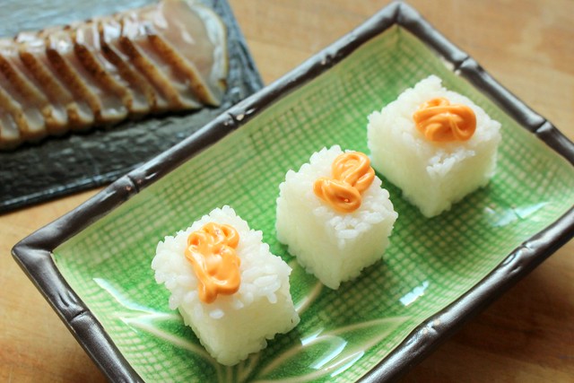 Crispy Sesame Rice Cake Appetizers with Tuna Tataki