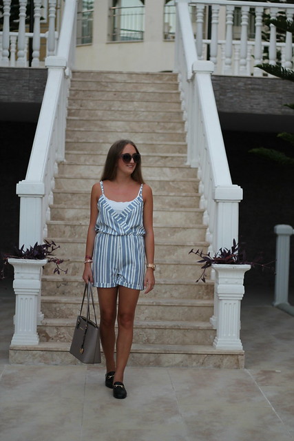vacation-look-the-jumpsuit-walk-wmbg