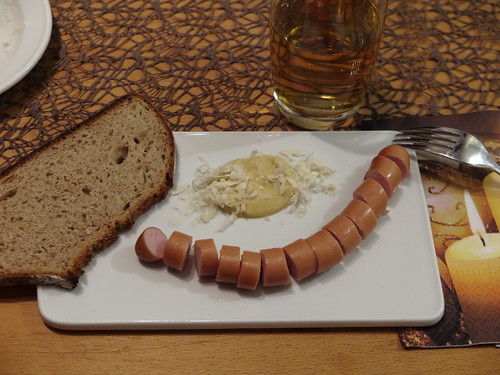 Wiener Würstchen, mit scharfem Senf, frischem Meerrettich und Brot (nach Besuch der Oper 