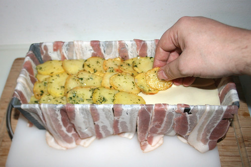 49 - Schicht Kartoffelscheiben einlegen / Add layer of potato slices