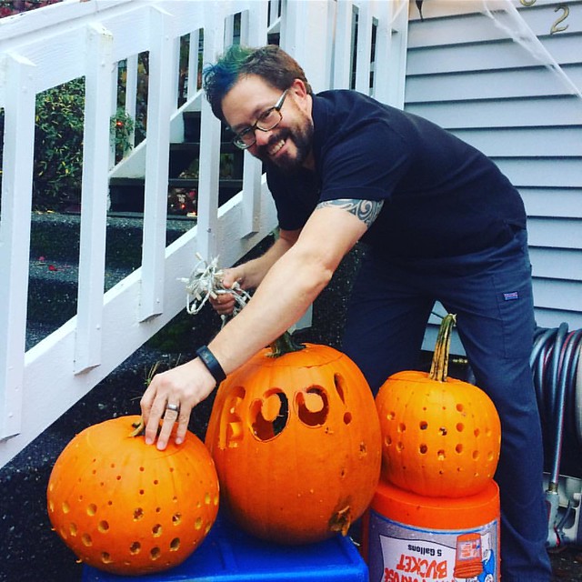Josh handled the pumpkin carving duties this year (I am a pumpkin). 🎃🎃🎃