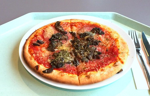 Pizza with salami & mushrooms / Pizza mit Salami & Champignons