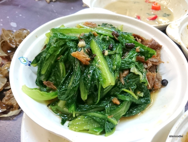 土鯪魚炒油麥菜. Stir fried lettuce with dace