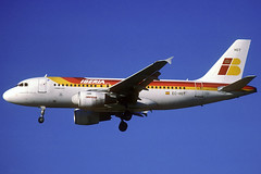 Iberia A319-111 EC-HGT BCN 29/12/2004