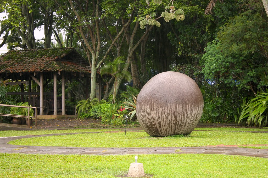 Stone sphere of Costa Rica, National Museum / Esfera de piedra de Costa Rica, Museo Nacional
