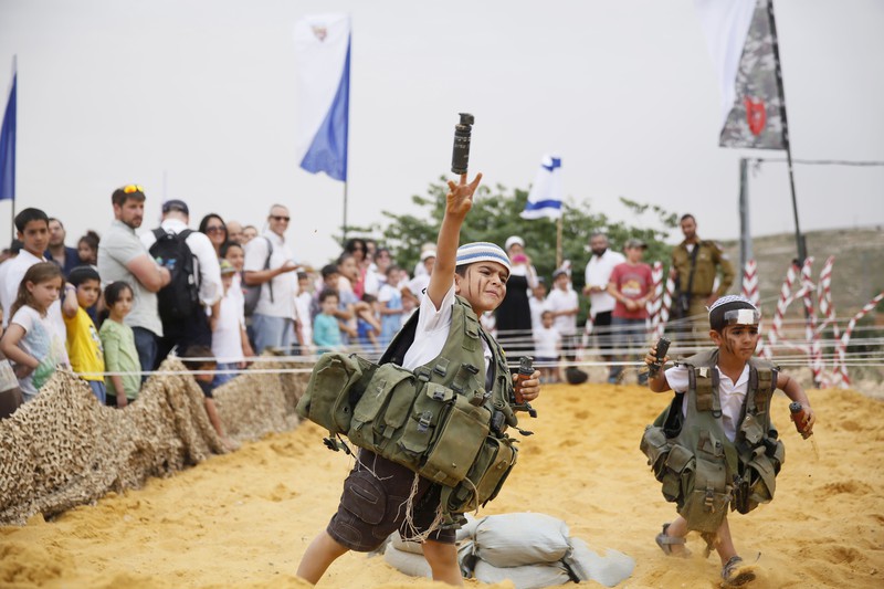 أطفال إسرائيل يتدربون على السلاح 1