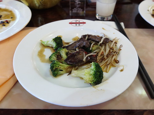 Eigenkomposition Teppayaki-Grill: Hirsch mit Broccoli, Sojasprossen und Shanghai-Soße