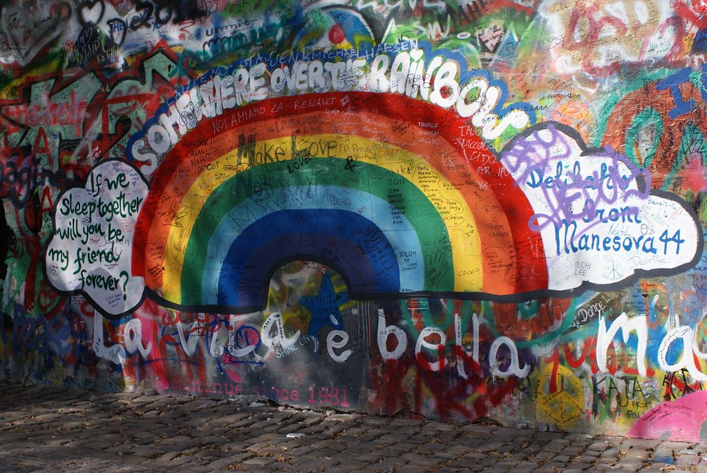 Le mur de John Lennon à Prague : Couleur et pop culture.
