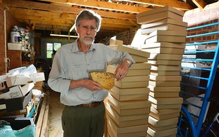 Peter_Allen_of_Bingham_Heritage_Trail_Assoc_with_archaeological_artefacts