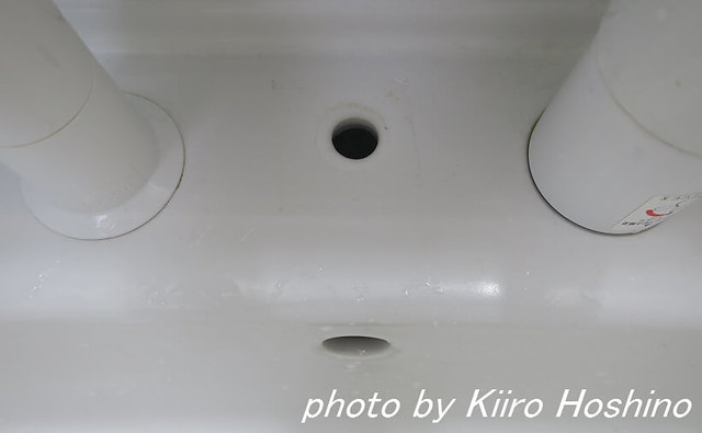 洗面台ゴム水栓、穴にシール