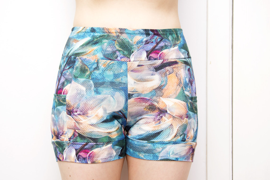Yoga shorts with flower print