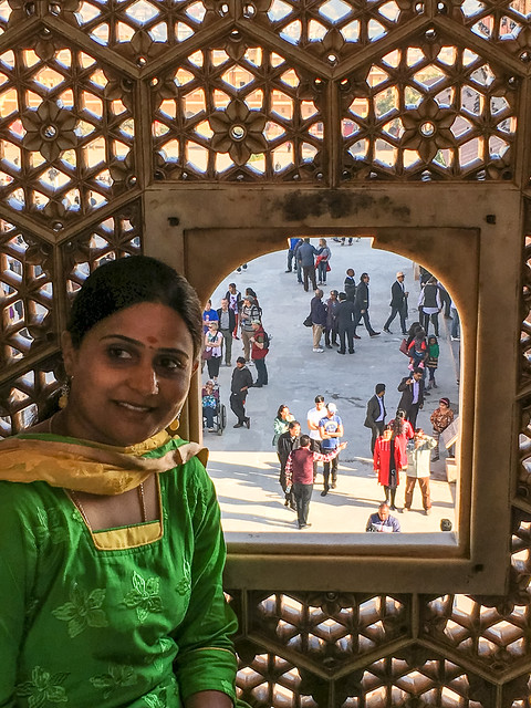 A woman in Amber Fort, Jaipur, India　ジャイプール、アンベール城にて