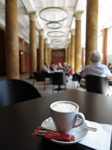 Cappuccino im  Café "Das Liebermann" in der Hamburger Kunsthalle