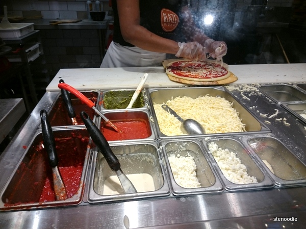  Pizza cheese station