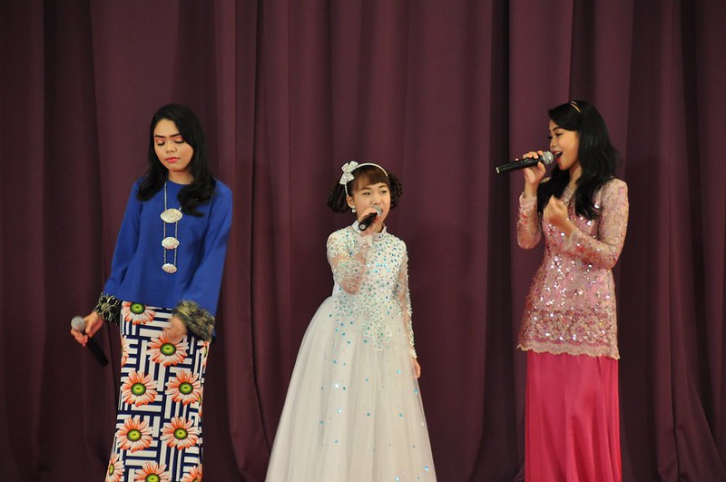 Wani Kayrie, Yoyo Dan Syuhada Membuat Persembahan Lagu Senyuman Di Pagi Raya.
