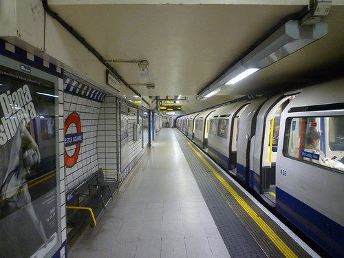 201504004 London subway station 'Leicester Square'