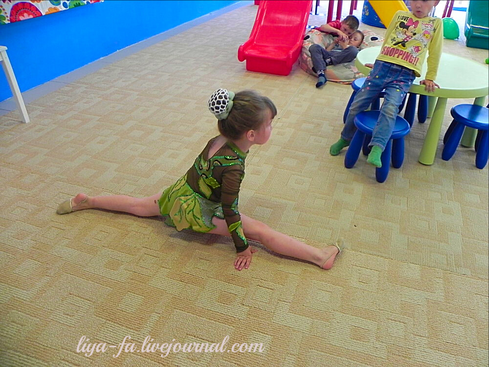 Первое выступление Эмилии по художественной гимнастике:) 
