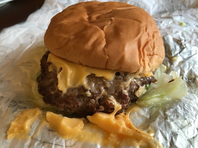 Deluxe burger - Dick's Drive-In