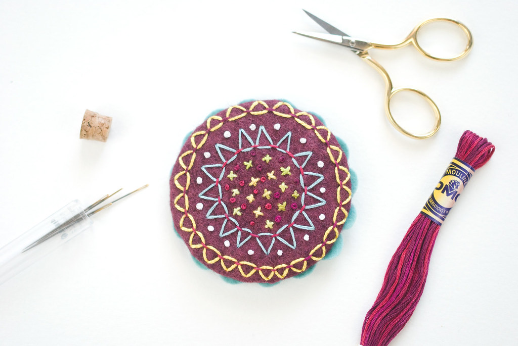 Knots & Flowers – Modern Folk Embroidery