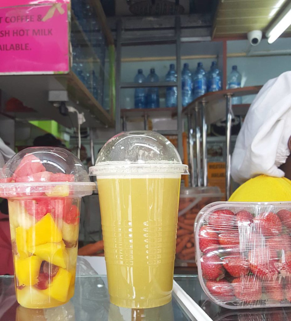 Sugar cane juice with lemon & ginger 😍😍😍 Cc @thatnenegirl #sugarcane #sugarcanejuice #Nairobi #travelinAfrica#travelnoire #drinks #tropicaldrinks #Africandrinks