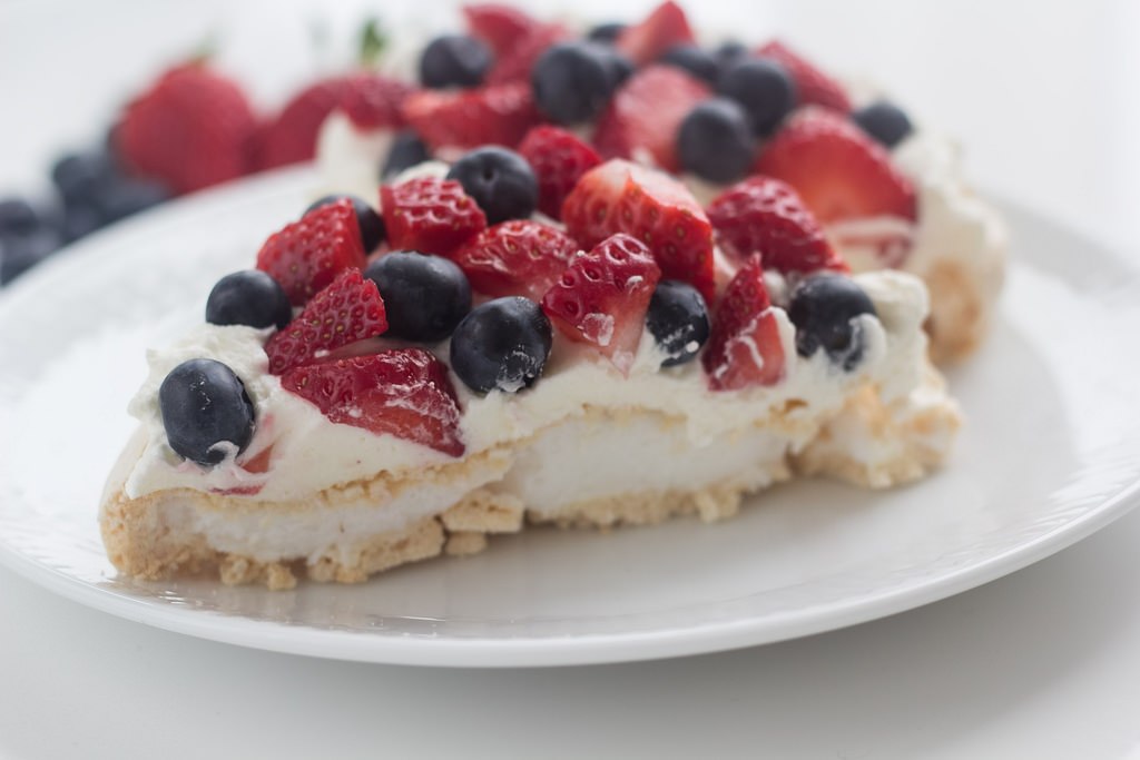 Recipe for Mini-Pavlova with Strawberry and Blueberry