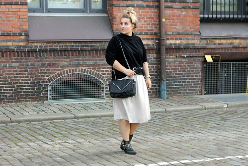 1outfit-look-style-modeblog-fashionblog-hamburg-plisseerock-samt-pullover-boots-chloe-lookalike20