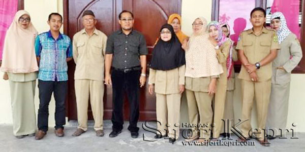 Nurdin, Ketua Komisi III DPRD Lingga, bersama Amir, Kepala SDN 007 Berindat dan guru lainnya