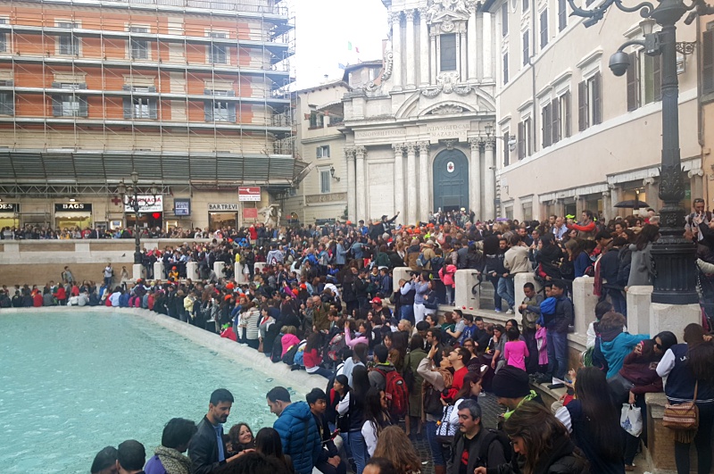 Trevi Fountain crowds