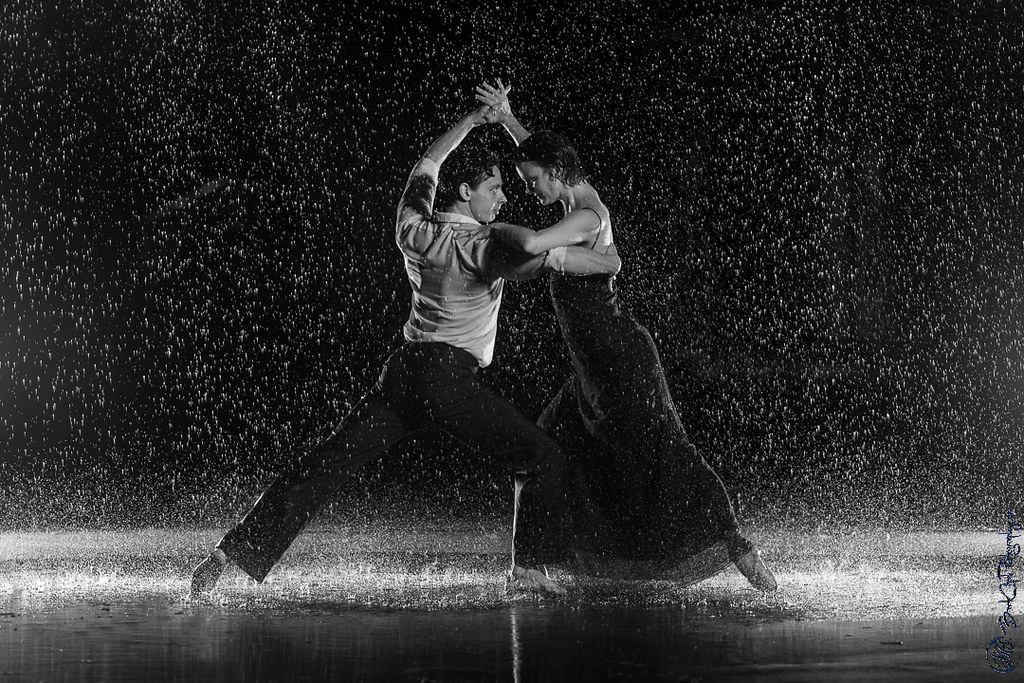 Рясный парной дождик. Танцы под дождем. Пара танцует под дождем. Девушка танцует под дождем. Красивый танец под дождем.
