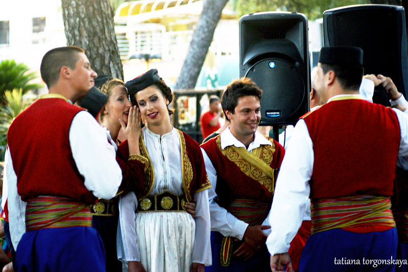 Члены KUD "Ilija Kišić" в национальных костюмах