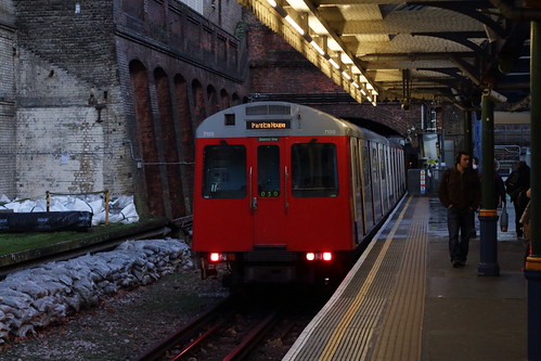 20150108 055 South Kensington. D78 Stock 7100 Departs, Apparently With A Mansion House Train