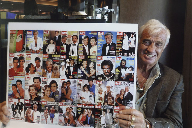 Jean-Paul-Belmondo-pose-derriere-les-28-couvertures-de-Paris-Match-2009