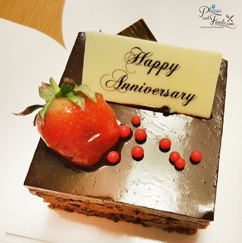 anantara sathorn happy anniversary cake